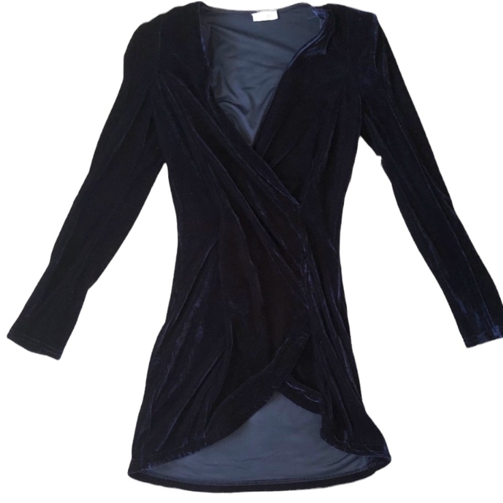 MOVING SALE ❌🐾💕 NWT Navy Velvet Long Sleeve Dress